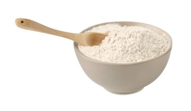 Kahverengi pirinç unu ve kaşık beyaz kasede izole edilmiş.