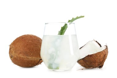 Beyaz üzerine izole edilmiş hindistan cevizi ve aloe ile ferahlatıcı içecek