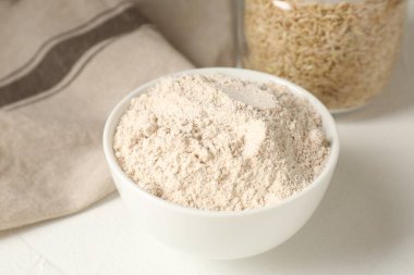 Kahverengi pirinç ve un beyaz masada, yakın plan.