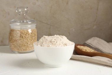 Kahverengi pirinç ve un beyaz masada. Metin için boşluk