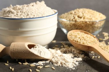 Kahverengi pirinç ve un gri masada, yakın plan.