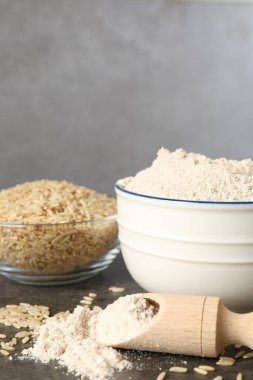 Kahverengi pirinç ve un gri masada, yakın plan. Metin için boşluk