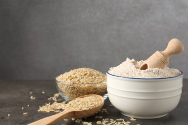 Kahverengi pirinç ve un gri masada. Metin için boşluk