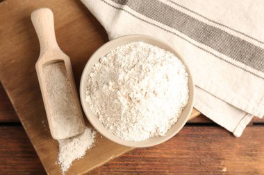 Kahverengi pirinç unu ahşap masada, düz yatıyordu.