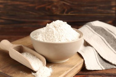 Tahta masada kahverengi pirinç unu, yakın plan.