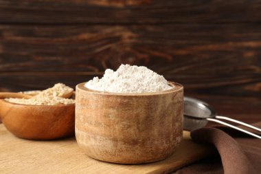 Esmer pirinç, un ve elek ahşap masada, yakın plan.