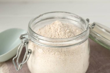 Beyaz masada kahverengi pirinç unu, yakın plan.