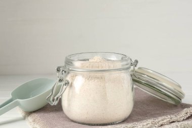 Beyaz masada kahverengi pirinç unu, yakın plan. Metin için boşluk