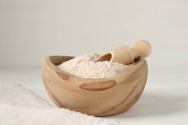 Beyaz masada kahverengi pirinç unu, yakın plan. Metin için boşluk