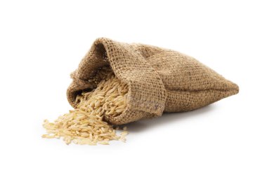 Çuvaldaki çiğ kahverengi pirinç beyaza izole edilmiş.