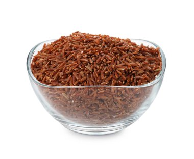 Beyaz kasedeki çiğ kahverengi pirinç.