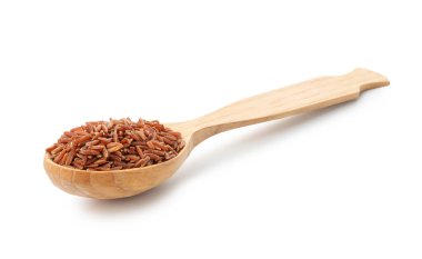 Çiğ kahverengi pirinç ve kaşık beyaza izole edilmiş.