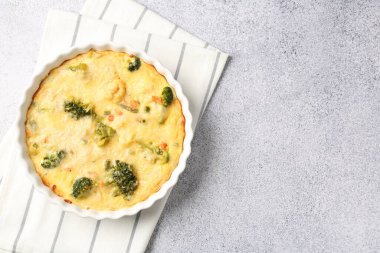 Işık masasında nefis sebze güveci, üst manzara. Metin için boşluk