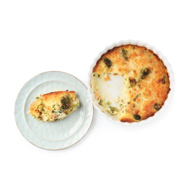 Lezzetli sebze güveci beyaza izole edilmiş, üst manzara