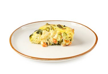 Lezzetli sebze güveci beyaza izole edilmiş.