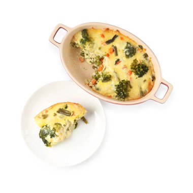 Lezzetli sebze güveci beyaza izole edilmiş, üst manzara