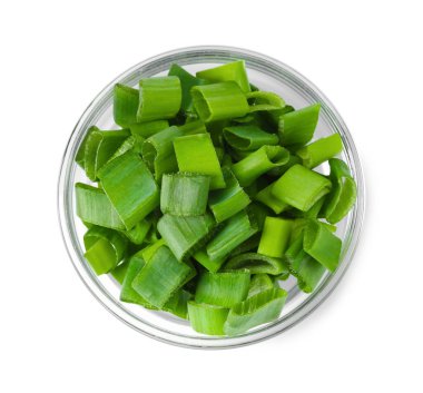 Taze doğranmış yeşil soğan kasede, beyaz manzarada izole edilmiş.