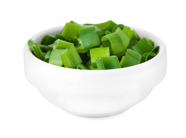 Taze doğranmış yeşil soğan beyaz kasede izole edilmiş.