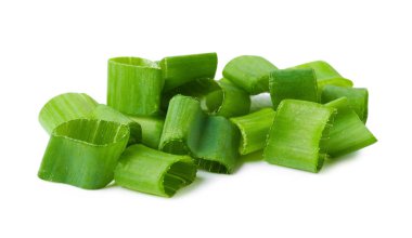 Taze doğranmış taze soğan yığını, beyaz üzerine izole edilmiş.