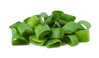 Taze doğranmış taze soğan yığını, beyaz üzerine izole edilmiş.