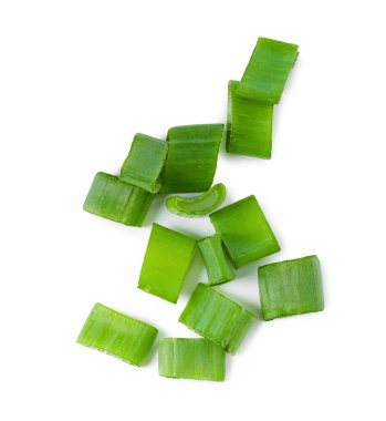 Taze doğranmış yeşil soğan, beyaz, üst görünümde izole.