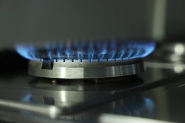 Ocakta mavi alev olan gaz ocağı, yakın çekim