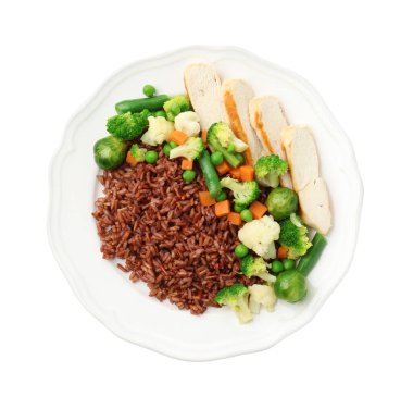 Lezzetli kahverengi pirinç, sebzeli ve tavuklu, beyaz manzaralı.