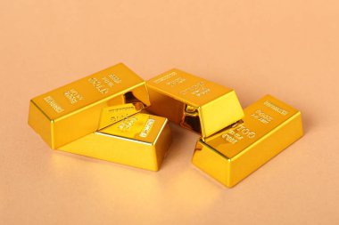 Açık mercan zemin üzerinde parlak altın çubuklar, yakın plan