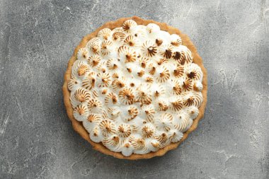 Gri desenli masada nefis kremalı turta.