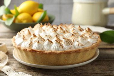 Tahta masada nefis kremalı turta, yakın plan.