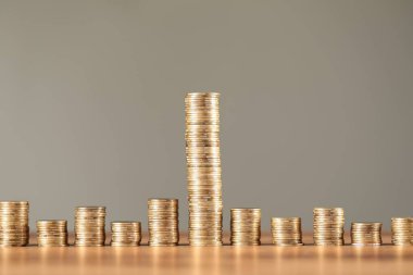 Masada gri arkaplana karşı para yığınları, yakın plan