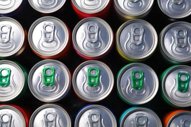 Arka plan olarak birçok alüminyum içecek kutusu, üst görünüm