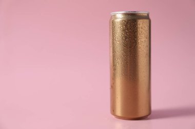 Pembe arka planda bir alüminyum içecek kutusu, metin için boşluk