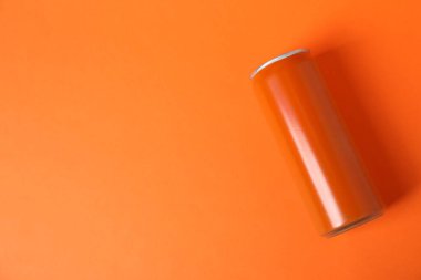 Turuncu arka planda bir teneke kutu, üst manzara. Metin için boşluk