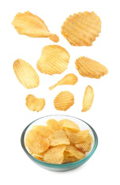 Lezzetli Patates cipsleri kaseye beyaz zemin üzerine düşen