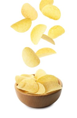 Lezzetli Patates cipsleri kaseye beyaz zemin üzerine düşen