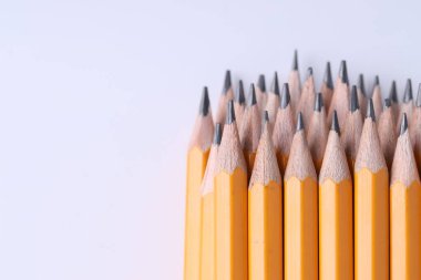 Açık gri arka planda bir sürü kalem, yakın plan. Metin için boşluk