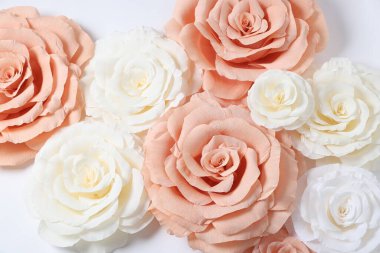 Beyaz arka planda güzel kağıt çiçekler, düz uzanmış