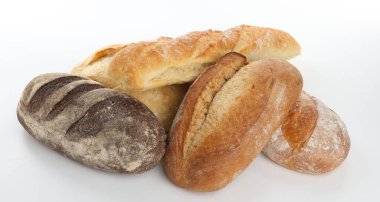 Farklı somunlar, taze pişmiş ekmek, beyaz üzerine izole edilmiş.