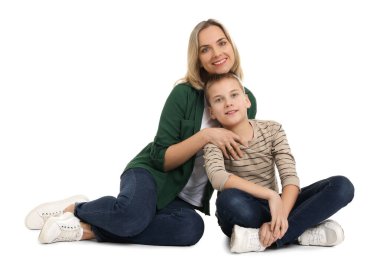 Mutlu anne ve oğul beyaz arka planda
