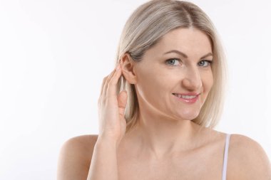 Beyaz arka planda güzel bir kadının portresi