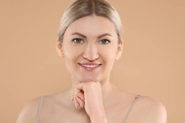 bej renkli arka plan üzerinde güzel bir kadın portresi