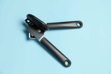 Açık mavi arkaplanda bir konserve açacağı.