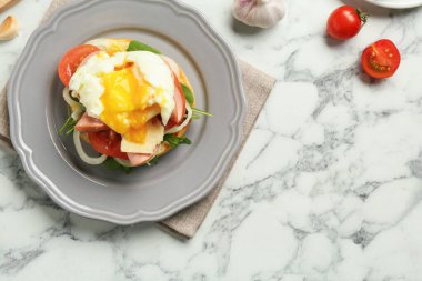Beyaz mermer masada nefis bir brunch eşliğinde düz bir kompozisyon. Metin için boşluk