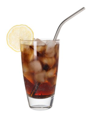 Kola, limon dilimi, buz küpleri ve beyaz bardakta saman içerek tazeleniyor.