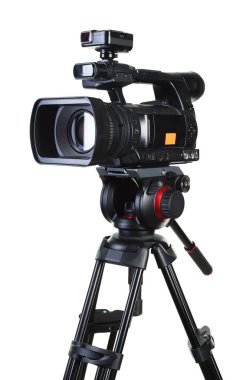 Modern profesyonel video kamera beyaza izole edildi