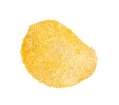Beyaza izole edilmiş lezzetli bir patates cipsi.