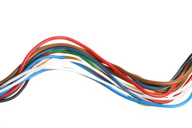 Birçok renkli elektrik kablosu beyaza izole edilmiş.