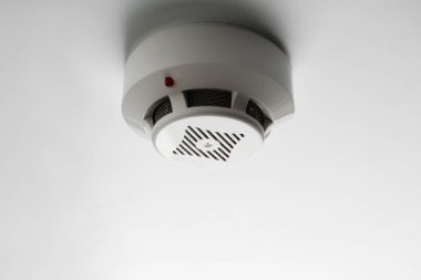 Işık arka planında duman dedektörü var. Alarm sistemi