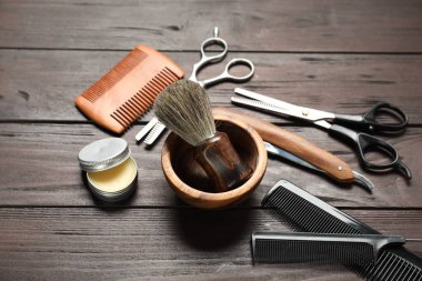 Birçok farklı berber aletleri ahşap masada, yakın plan